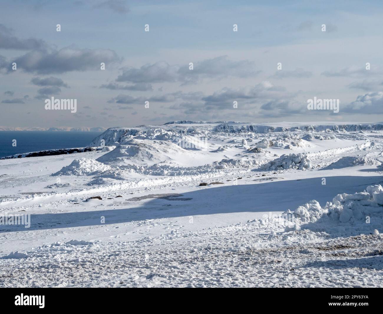 Paisaje nevado en Cabo Norte, norte de Noruega Foto de stock