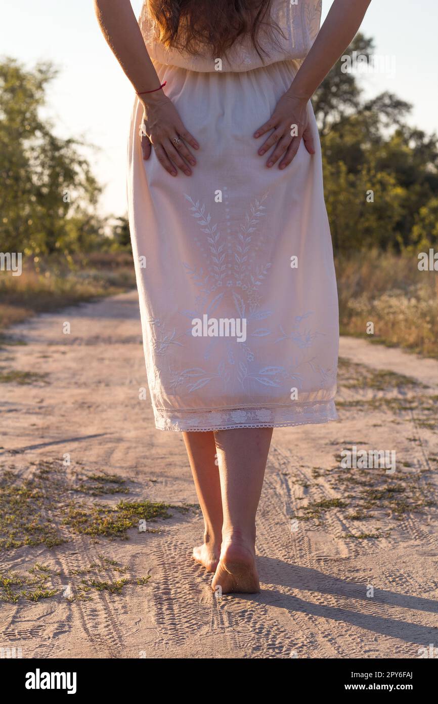 Close up mujer en vestido de lino paseando en la foto de concepto de ritmo pausado Foto de stock