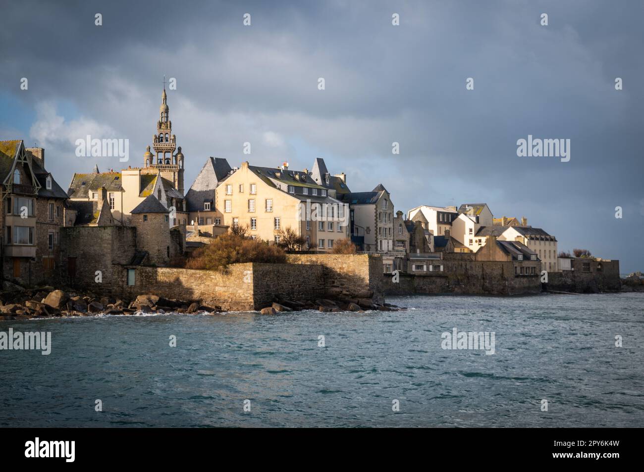 Roscoff ciudad en Bretagne por el cielo nublado Foto de stock