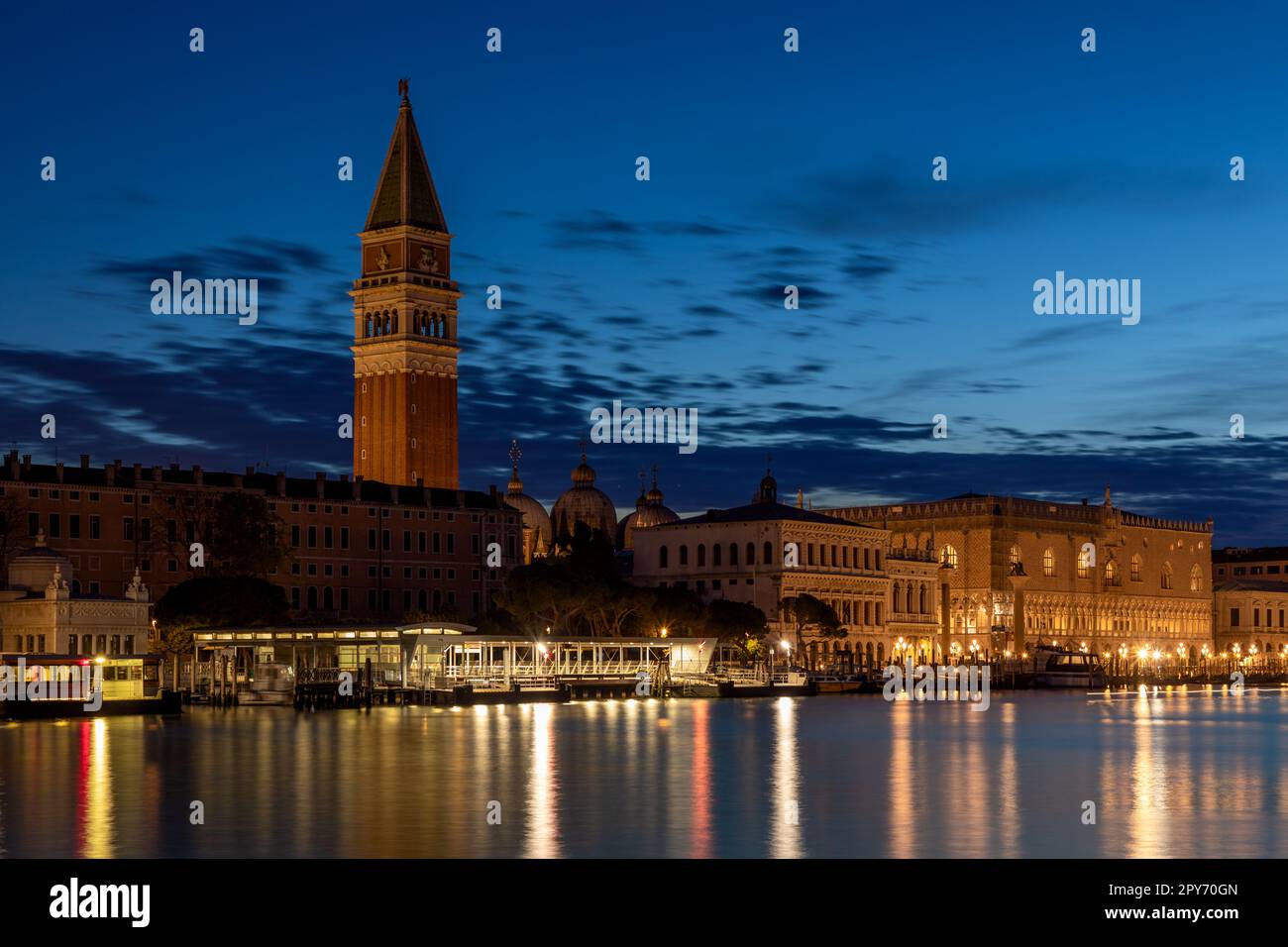 Vista del campanile desde Punta della Dogana en Venecia a primera hora de la mañana Foto de stock