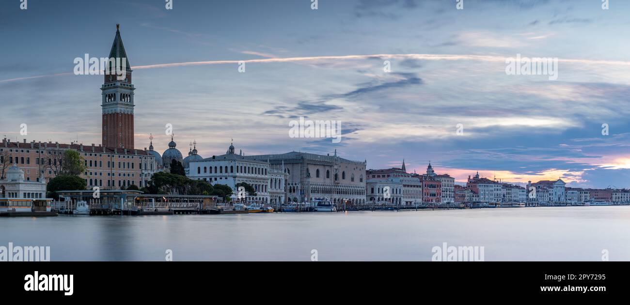 Vista de Venecia desde Punta della Dogana a la luz de la mañana Foto de stock