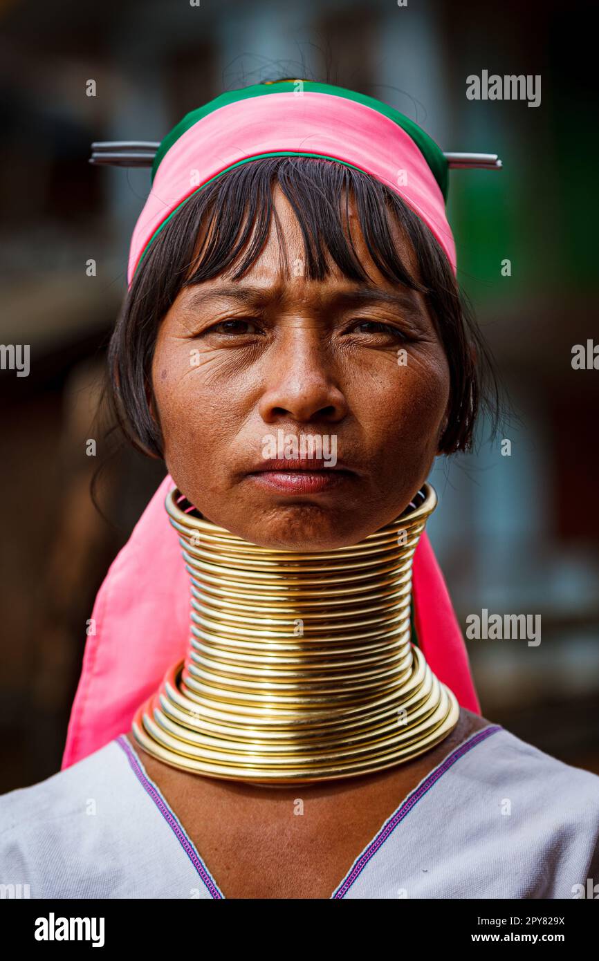 La mujer Padaung de cuello largo de Myanmar Foto de stock