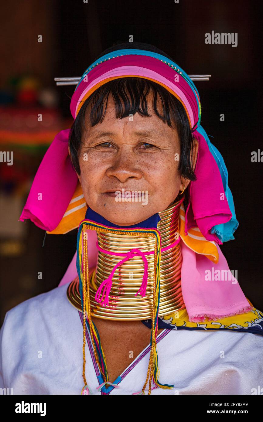 La mujer Padaung de cuello largo de Myanmar Foto de stock