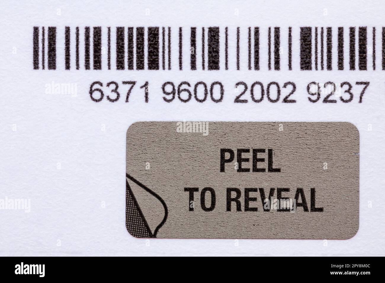 Pela para revelar la etiqueta de la tarjeta de regalo de John Lewis y Waitrose & Partners, para añadirla a la cartera móvil, pela la la etiqueta de seguridad y escanea el código QR Foto de stock