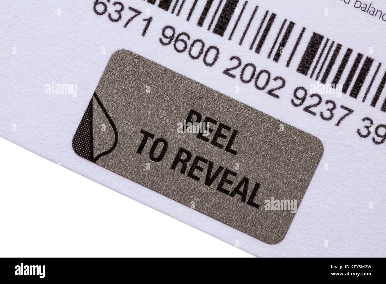 Pela para revelar la etiqueta de la tarjeta de regalo de John Lewis y Waitrose & Partners, para añadirla a la cartera móvil, pela la la etiqueta de seguridad y escanea el código QR Foto de stock