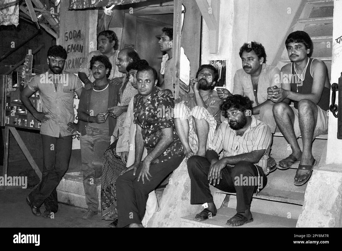 Indio viejo vintage 1980s blanco y negro cine de bollywood actores de cine hindi, India, Nukkad rodaje, serie de televisión, India Foto de stock