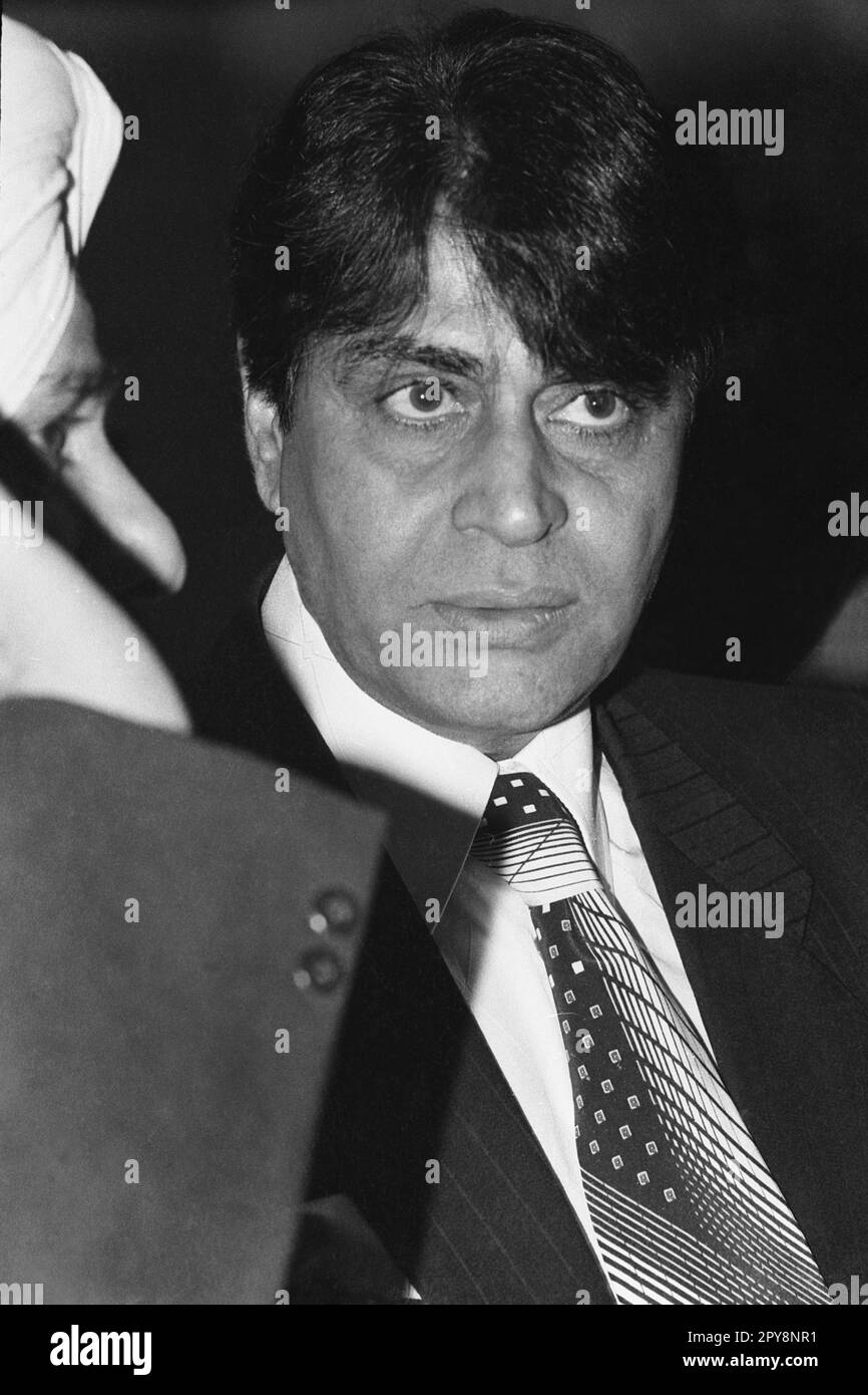 Indio viejo vintage 1980s blanco y negro bollywood cine hindi película actor, India, Rajendra Kumar, actor indio, India Foto de stock
