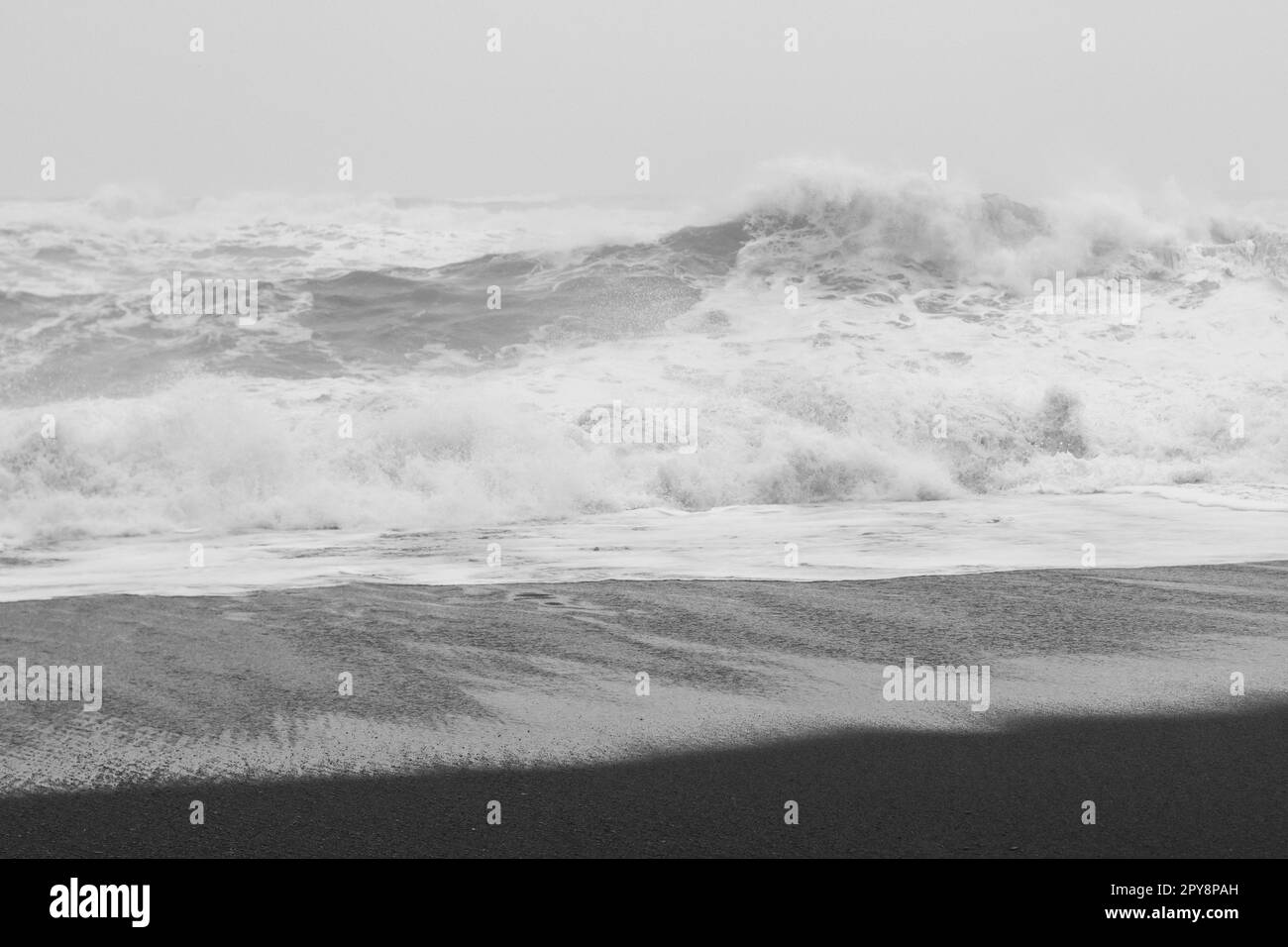 Belleza de la tormenta en la foto de paisaje monocromo junto al mar Foto de stock