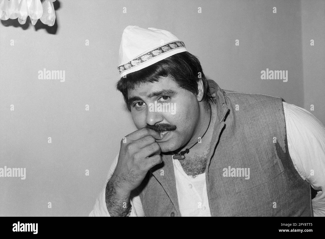 Indio viejo vintage 1980s blanco y negro bollywood cine hindi película actor, India, Satish Shah, actor indio, India Foto de stock