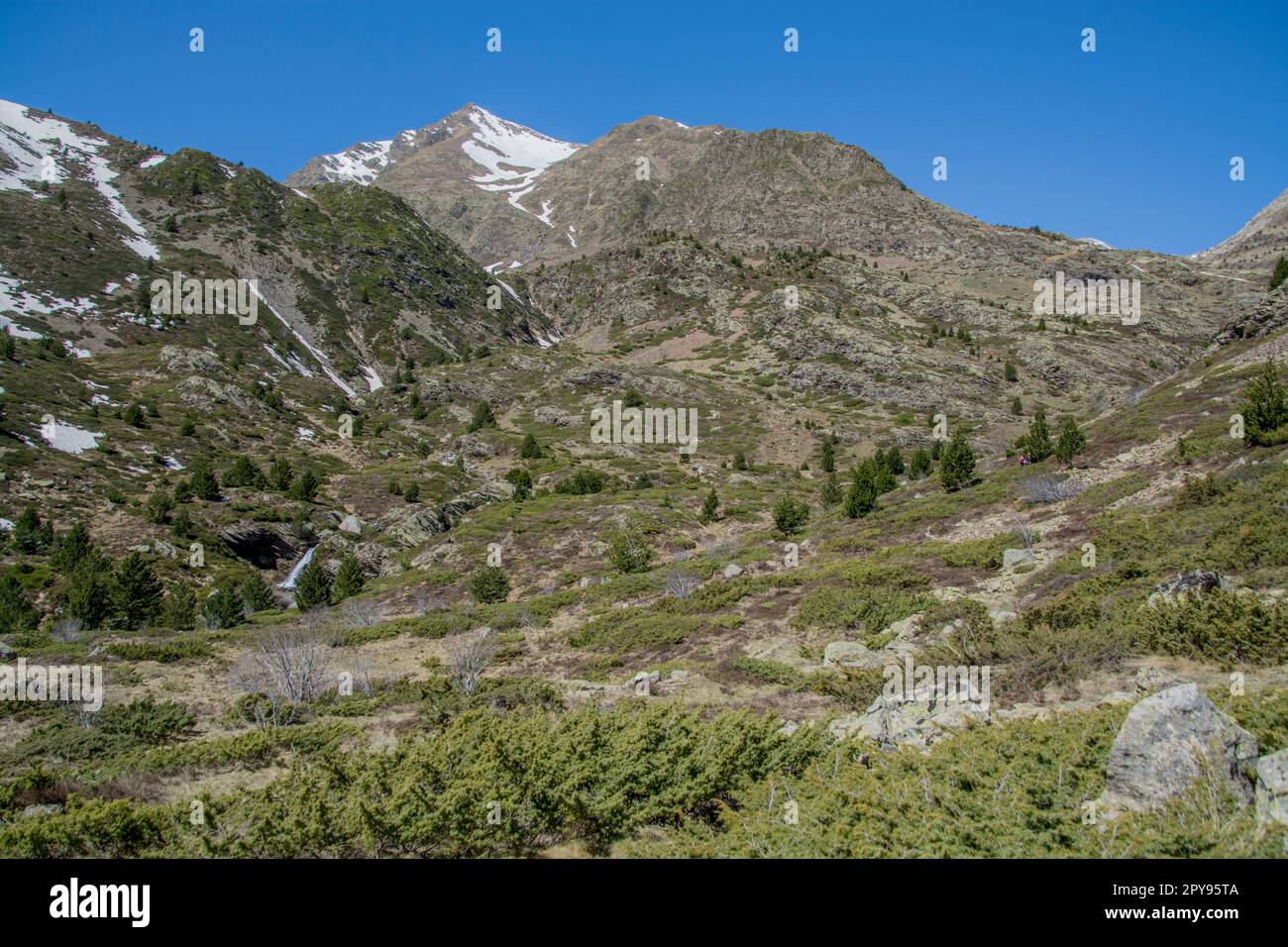 Paisaje de montañas de los Pirineos en primavera Foto de stock