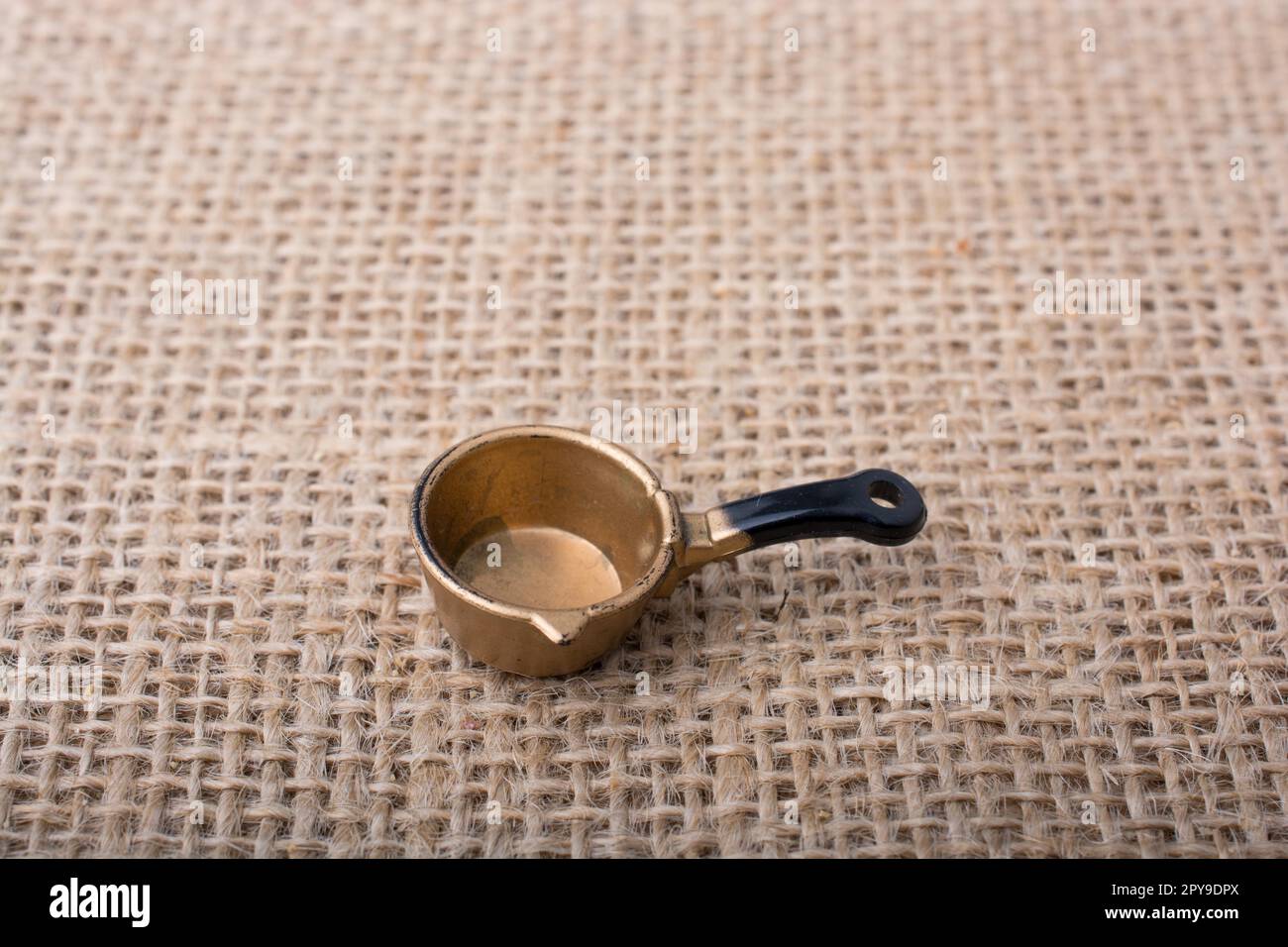 Modelo poco pan de color marrón como un utensilio de cocina Foto de stock