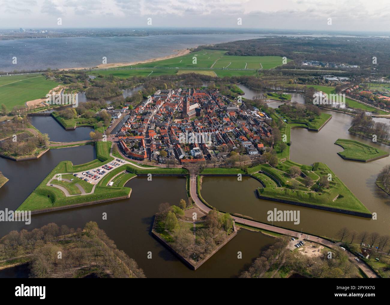 Naarden es una encantadora ciudad en los Países Bajos conocida por su fortaleza en forma de estrella bien conservada, foso y arquitectura histórica. Los visitantes pueden disfrutar de t Foto de stock