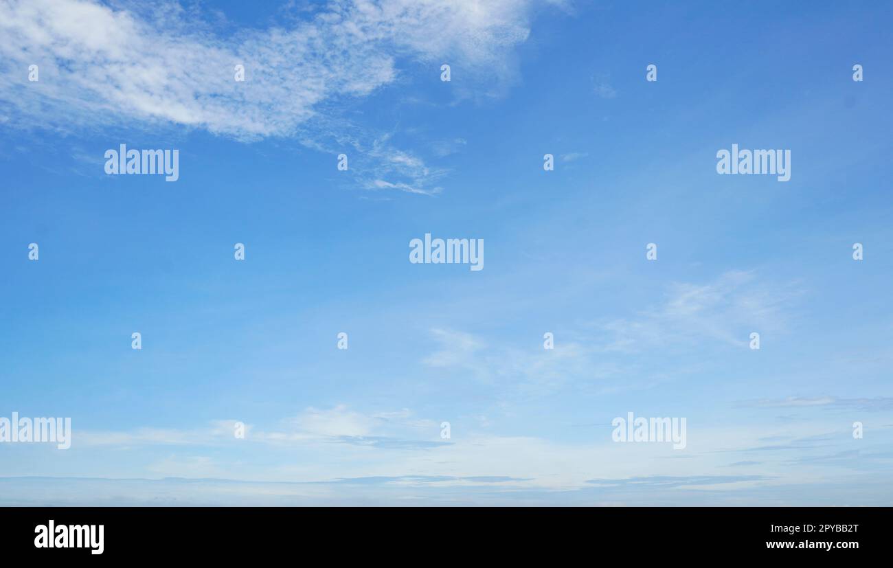 Cielo azul y nubes de cirrocumulus blanco textura de fondo. Cielo azul en día soleado. Hermoso cielo azul. Día Mundial del Ozono. Capa de ozono. Cielo de verano. Belleza en la naturaleza. Buen tiempo en temporada de verano. Foto de stock