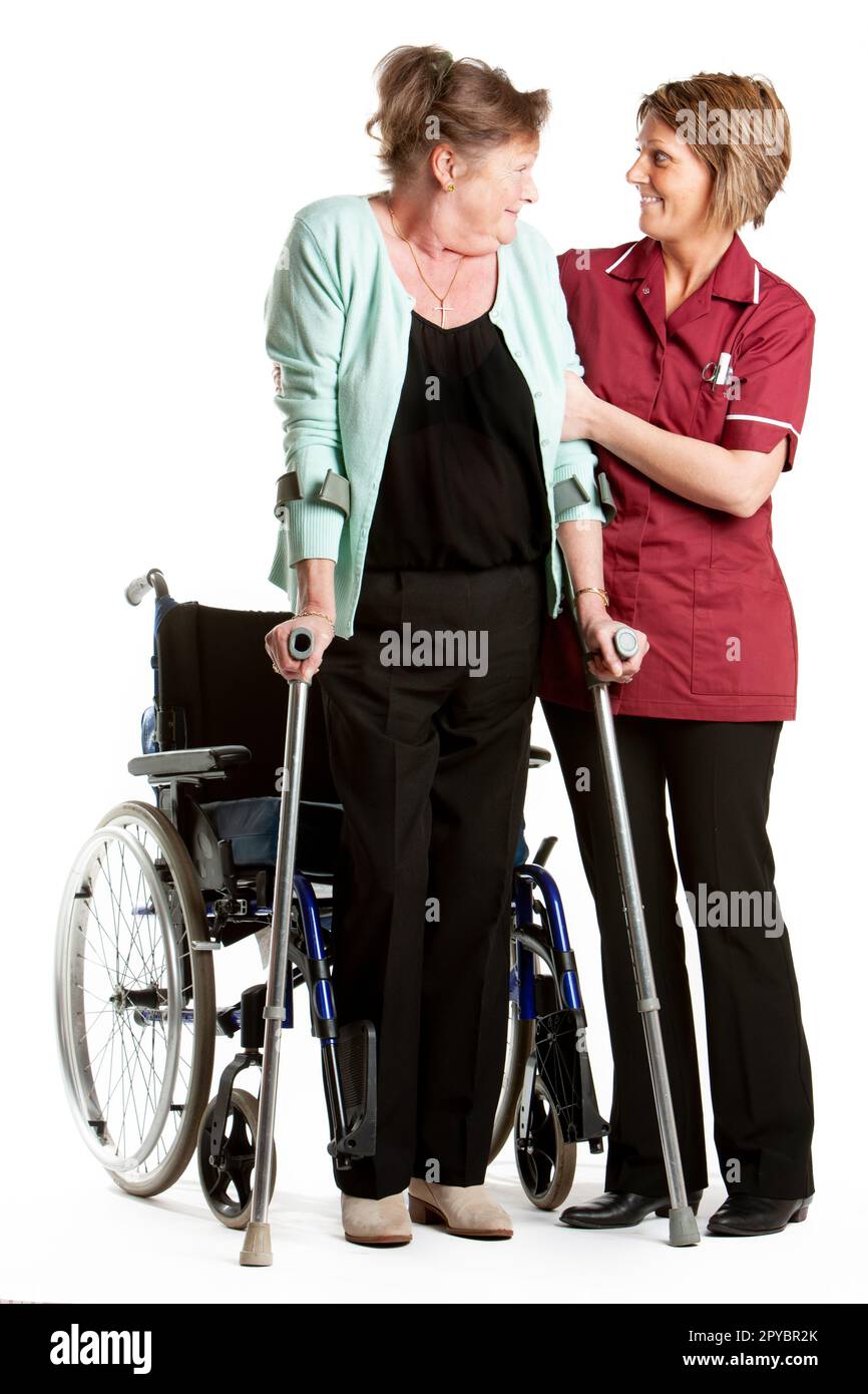 Mujer senior en muletas Fotografía de stock - Alamy