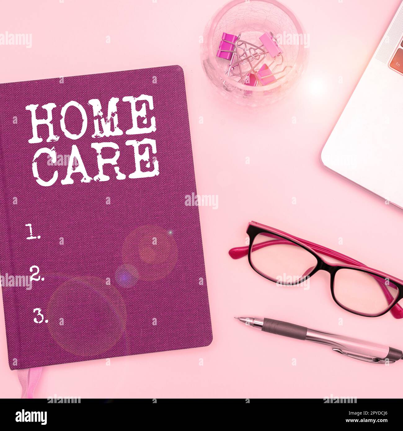 Señal que muestra Home Care. Internet Concept lugar donde la gente puede obtener el mejor servicio de comodidad prestado Foto de stock