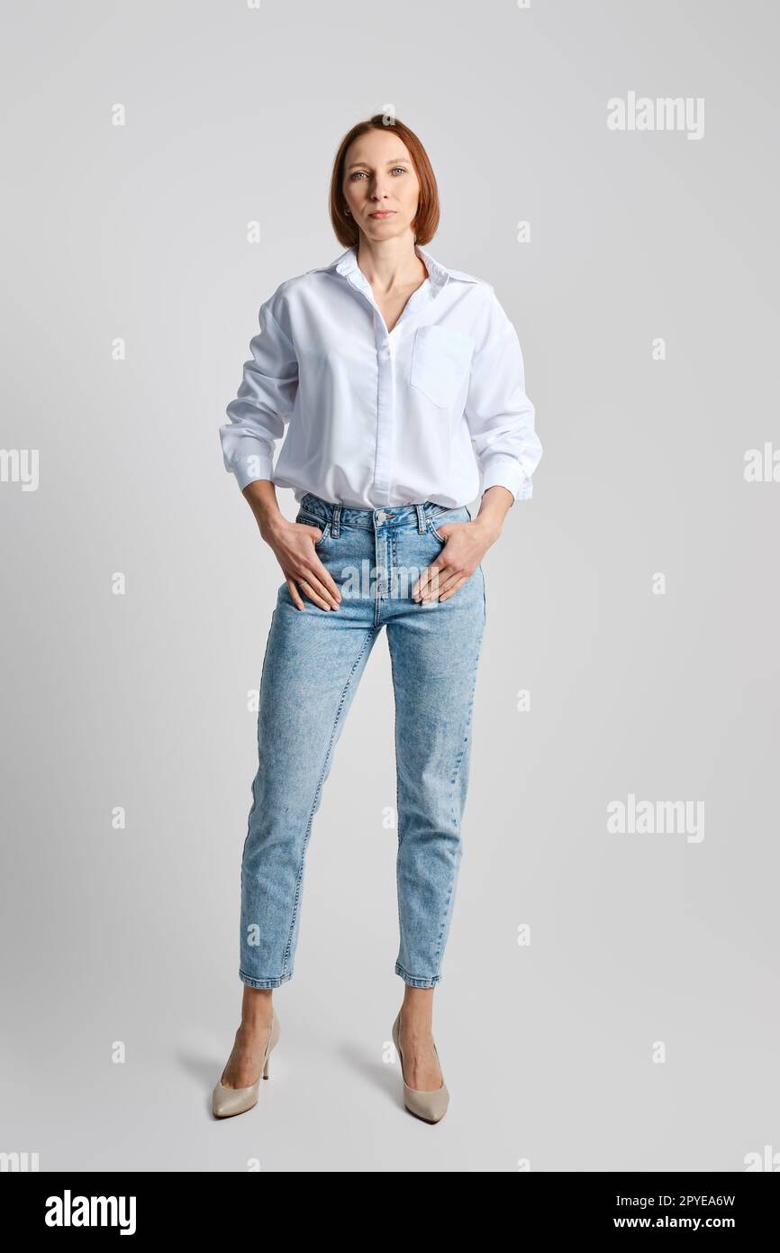 Camisa blanca y jeans fotografías e imágenes de alta resolución - Alamy