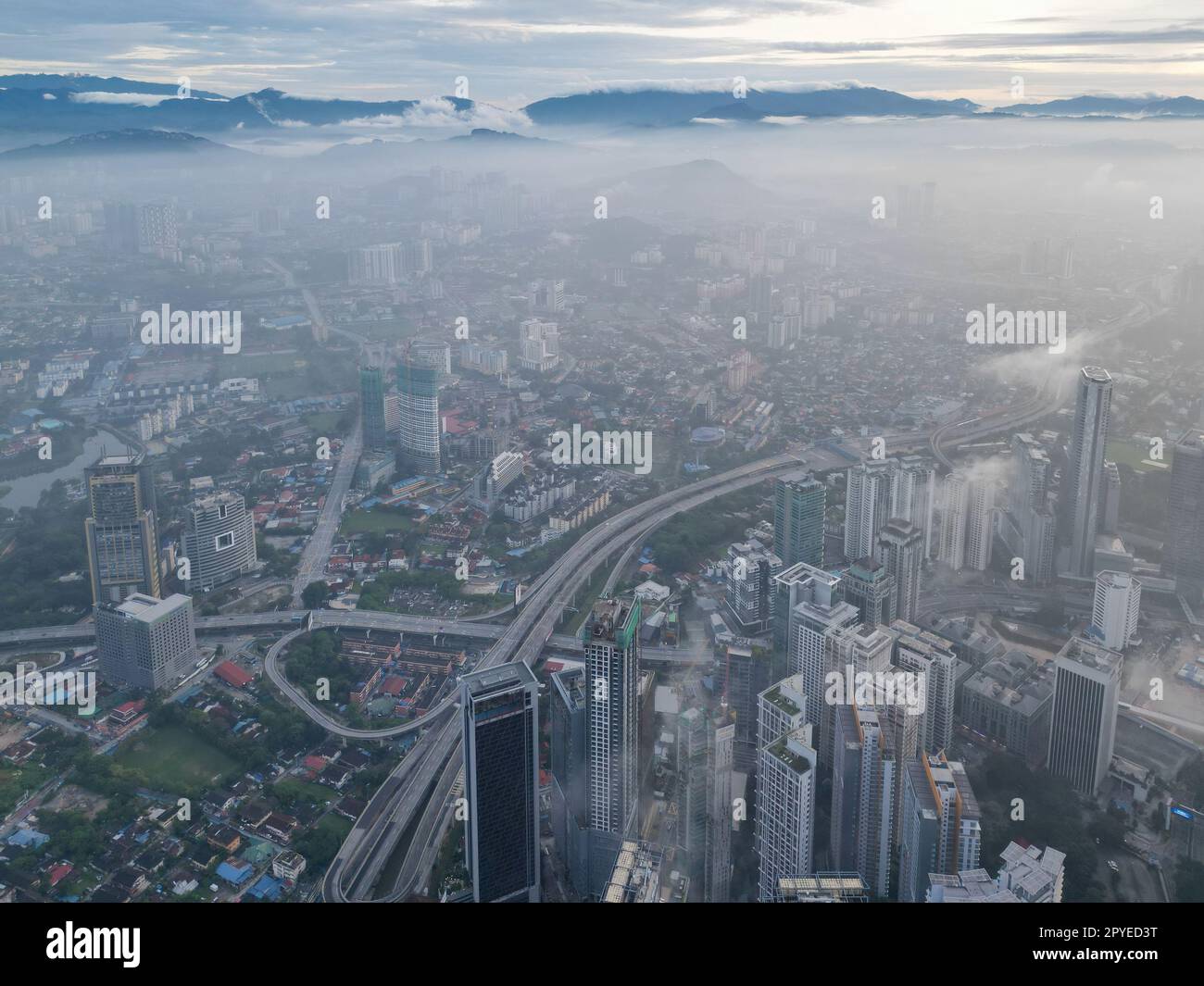 Nube brumosa en el edificio de la ciudad de Kuala Lumpur y la autopista Foto de stock