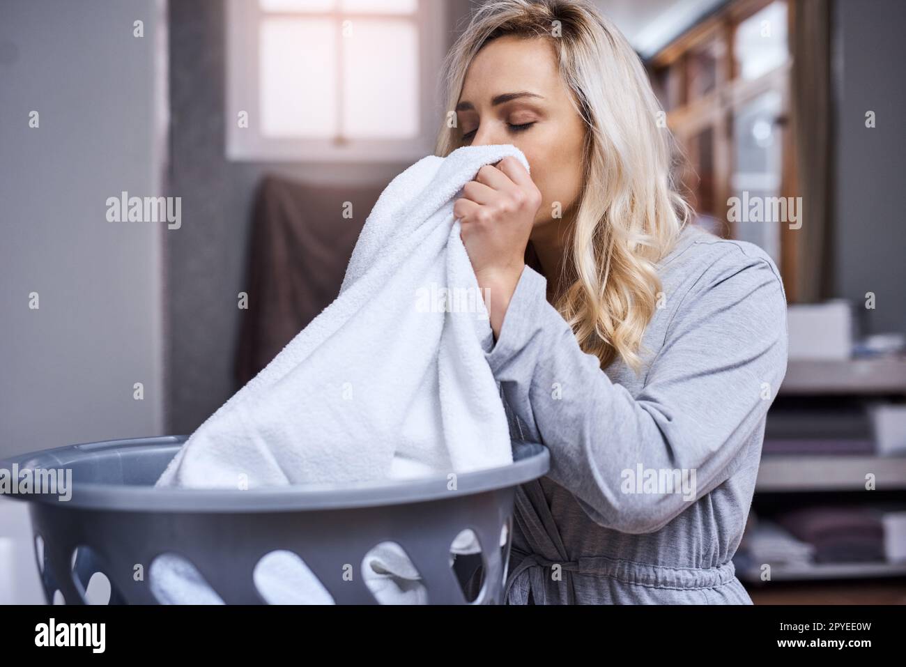 Hay algo terapéutico sobre la ropa fresca. una mujer joven que huele a la ropa  fresca y limpia en casa Fotografía de stock - Alamy