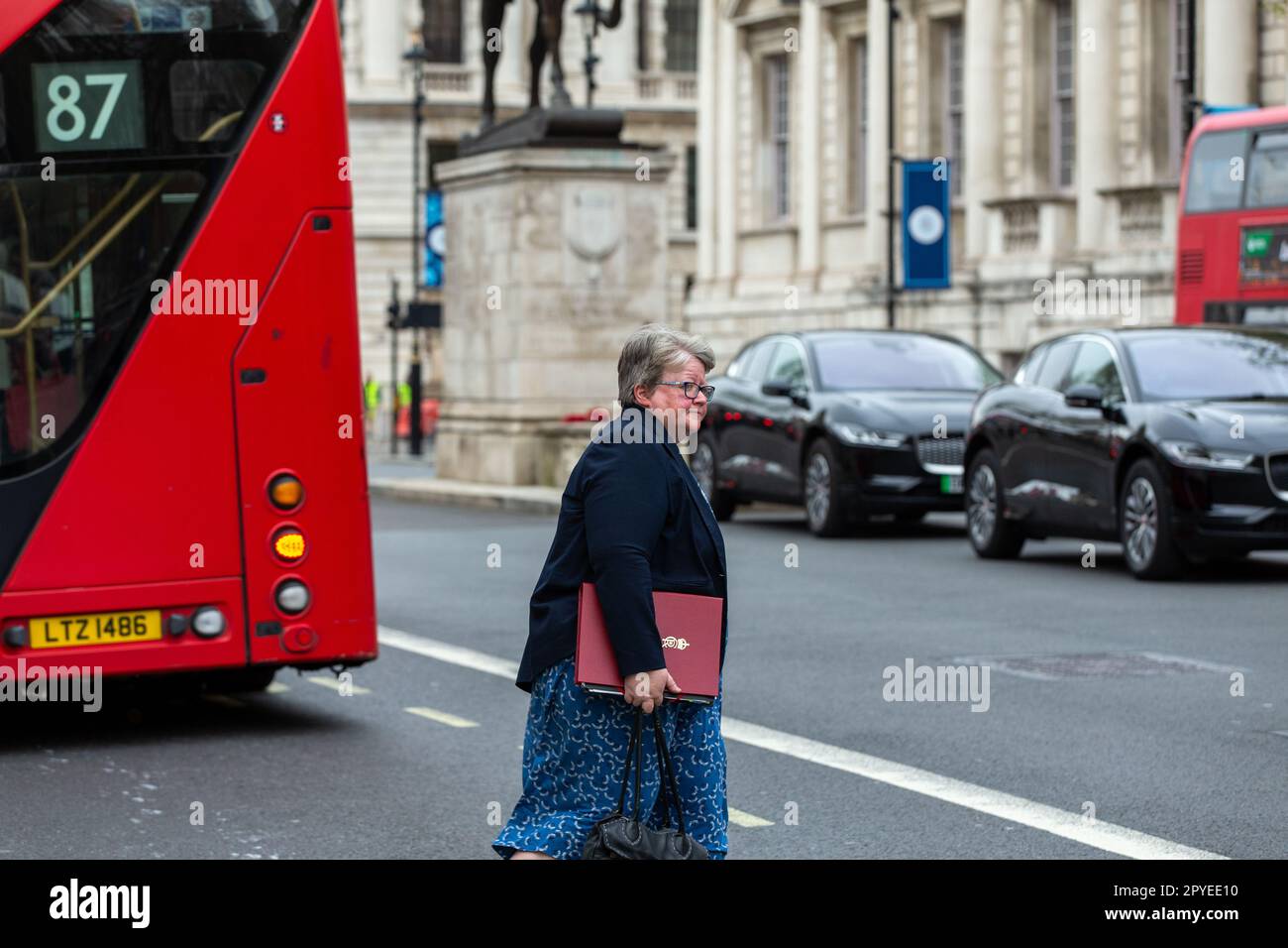 Londres, reino unido, 2nd de mayo de 2023 Thérèse Coffey, secretaria de Medio Ambiente, vista saliendo de la oficina del gabinete Whitehall Foto de stock