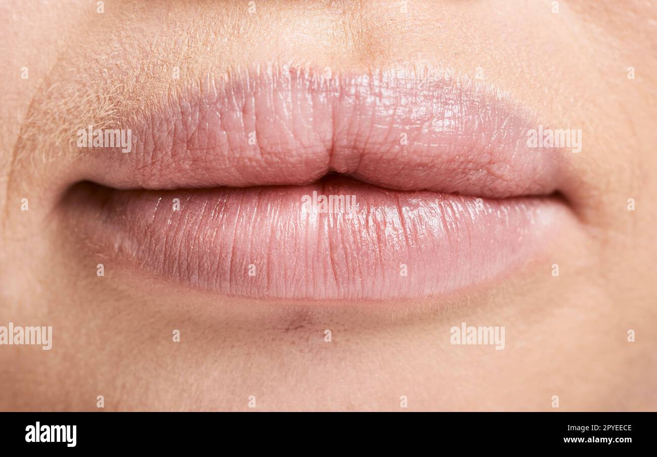 Cara, macro y labios de mujer con maquillaje, lápiz labial y cosméticos. Cuidado facial de la piel, estética de belleza y zoom o extremo primer plano de boca de hermosa hembra albina con relleno de labios y piel sana. Foto de stock