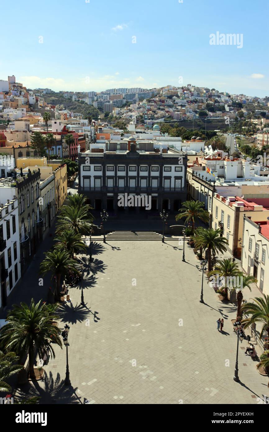 Blick von der Aussichtsplattform der Santa Ana Kathedrale über den  gleinchnamigen Platz mit dem Rathaus, Gran Canaria, España, Las Palmas  Fotografía de stock - Alamy