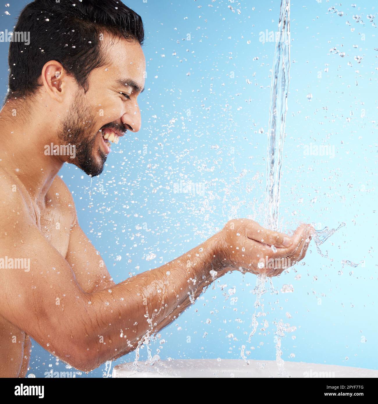 Agua, manos o hombre en la ducha en el estudio de limpieza del cuerpo para  el bienestar o el cuidado de la piel con una sonrisa feliz. Lavado de  modelos relajados o