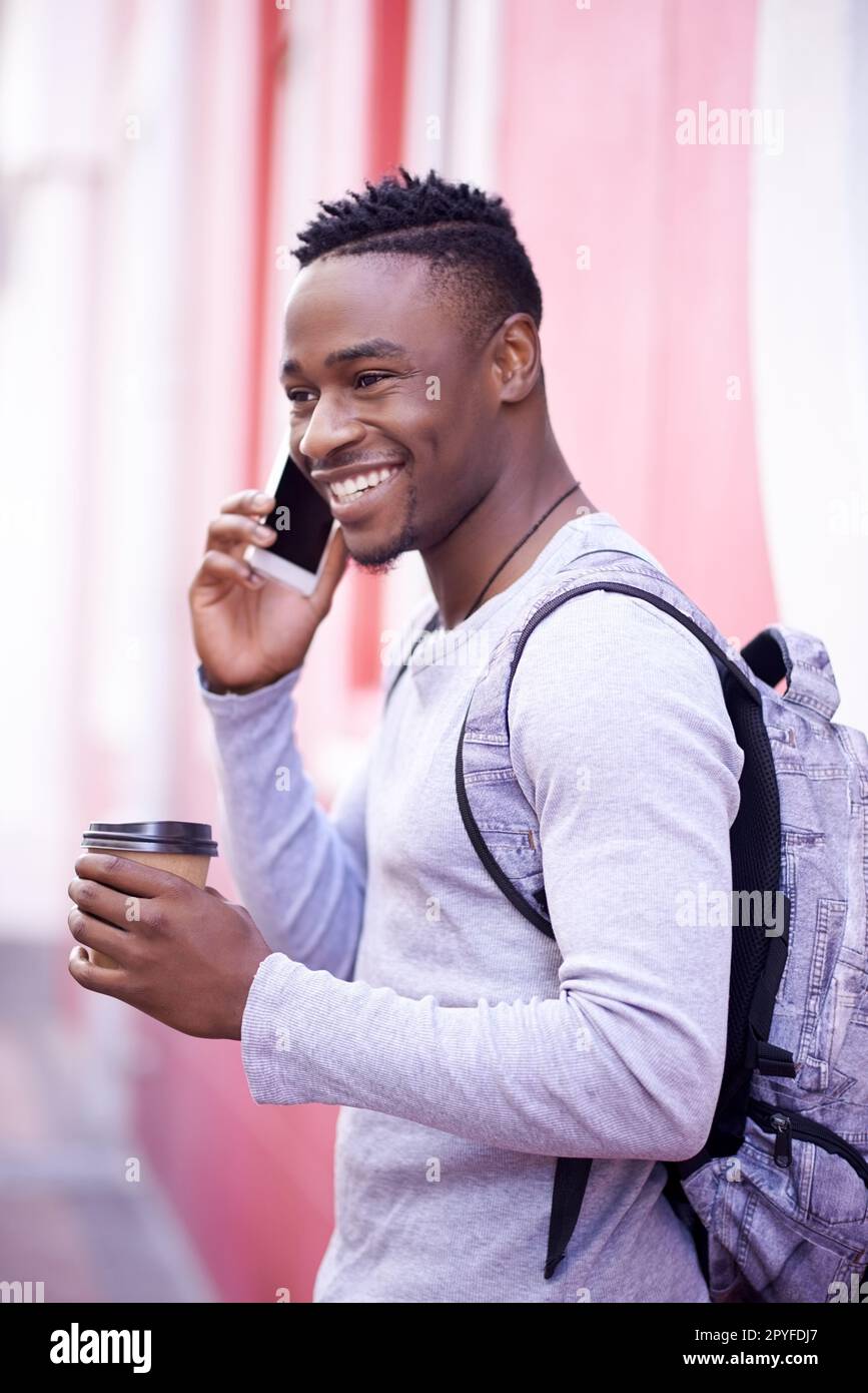 Hey, estoy esperando por ti. un hombre joven que utiliza la tecnología inalámbrica. Foto de stock