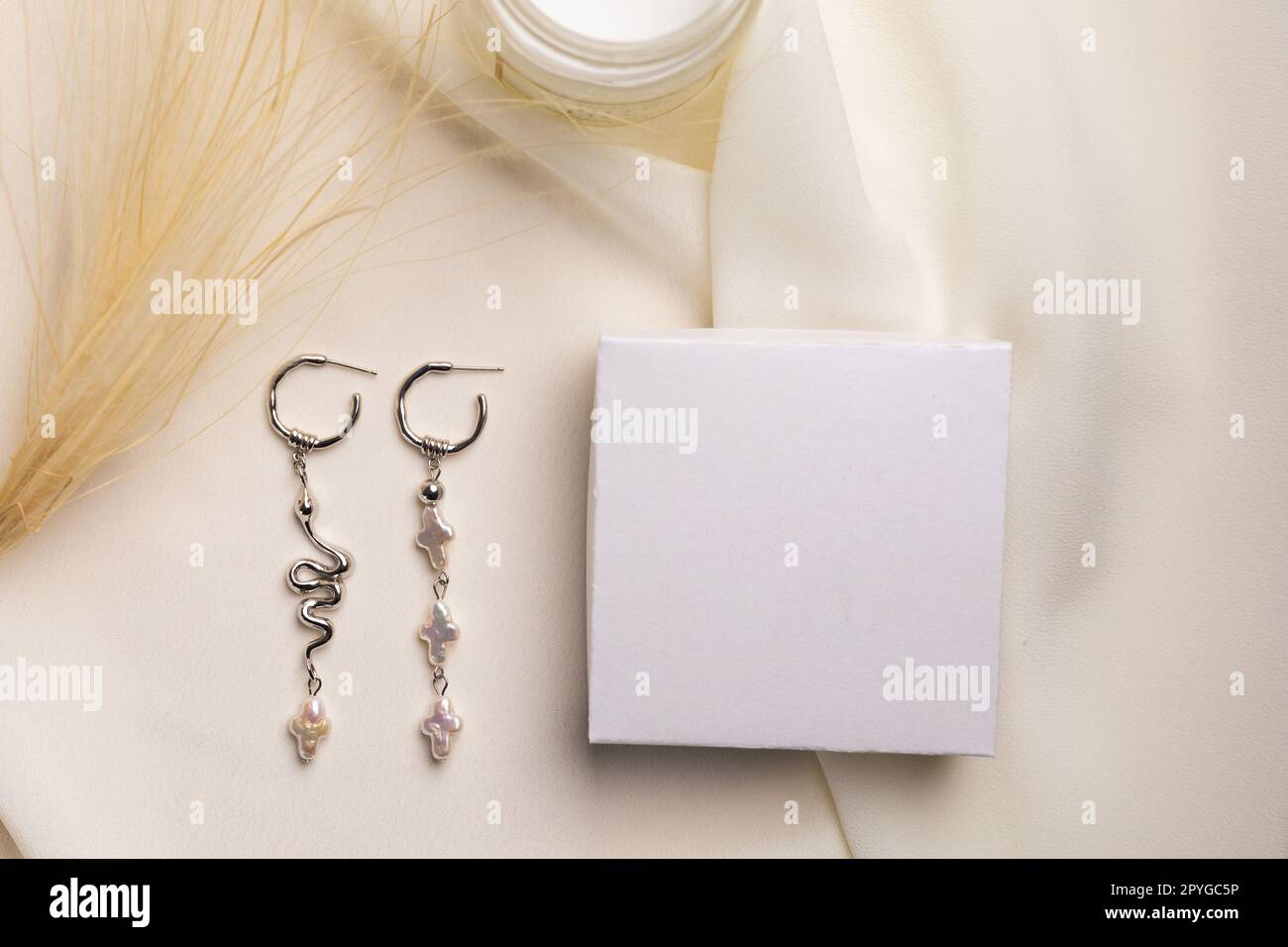 Elegante conjunto de joyas de pendientes de plata con gema y caja de regalo simulan espacio de copia. Conjunto de joyería estilo minimalista. Hecho a mano bijouterie concepto. Foto de stock