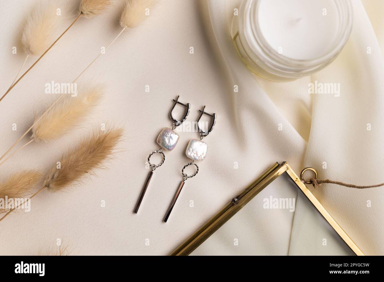 Elegante conjunto de joyas de pendientes de perlas de plata con gema. Conjunto de joyería estilo minimalista. Hecho a mano bijouterie concepto. Foto de stock
