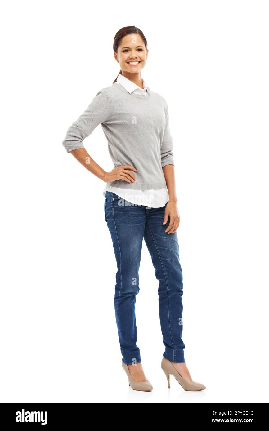 Ella siempre lleva una sonrisa. Retrato de estudio de una mujer joven atractiva aislada en blanco. Foto de stock