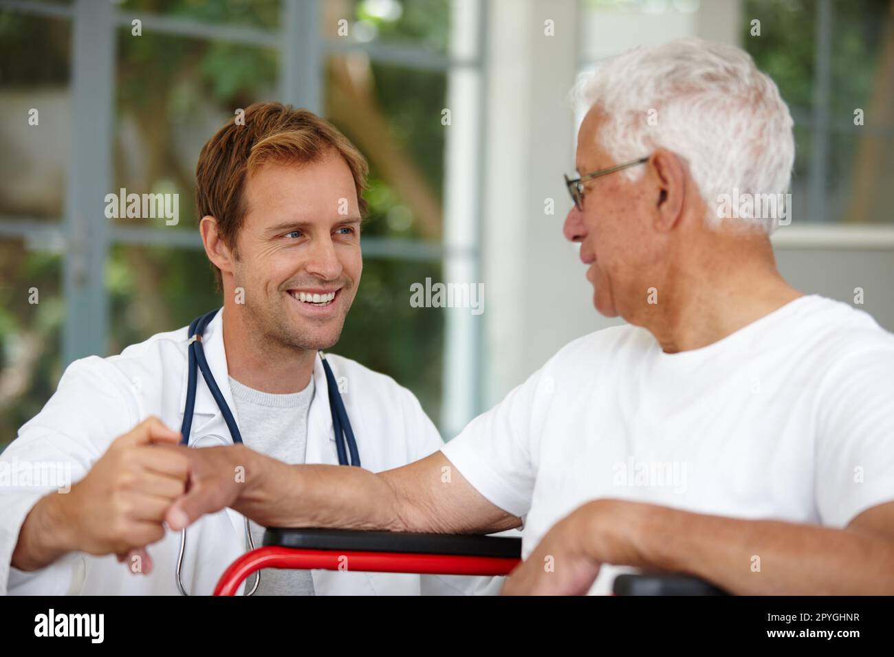 Es un profesional de la salud de apoyo. un médico guapo hablando con su