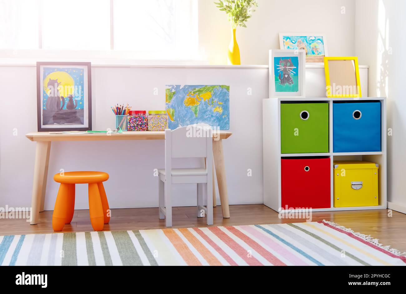 Cómoda habitación con muebles de colores en día soleado. Foto de stock