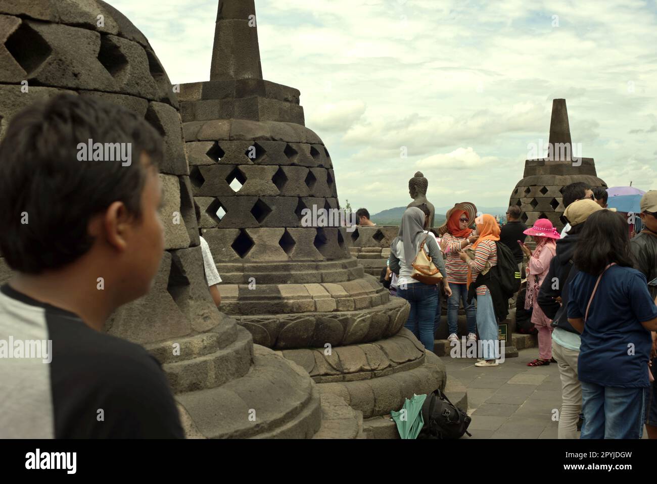 Turistas entre stulas en el Templo Borobudur en Java Central provincia de Indonesia. Foto de stock