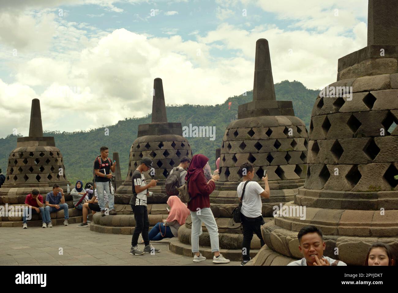 Turistas en el templo Borobudur en Java central provincia de Indonesia. Foto de stock