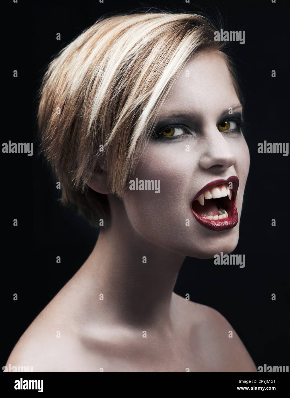 Colmillos de vampiro  Ideas de maquillaje de halloween, Colmillos de  vampiro, Maquillaje de vampiro