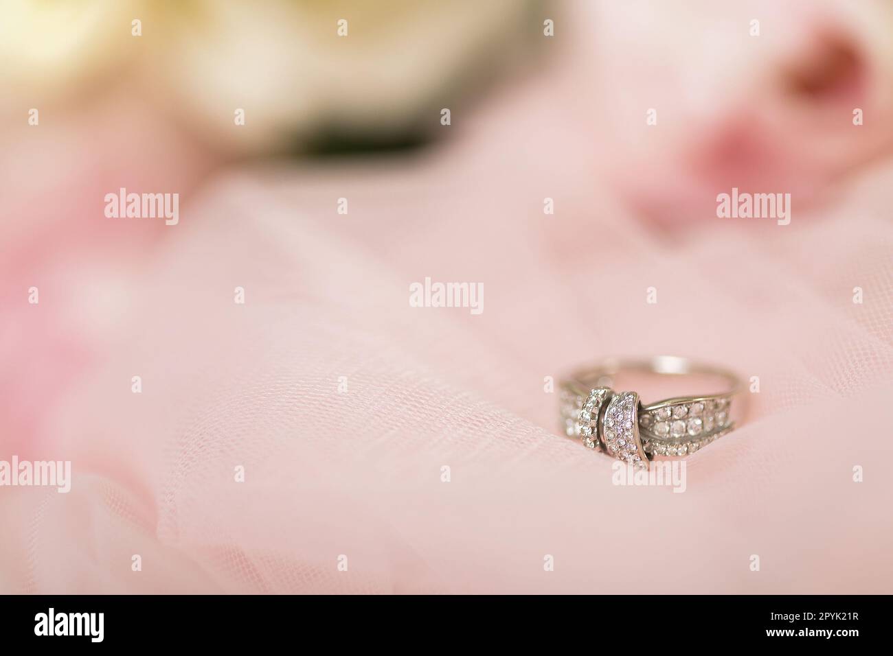 anillo de boda en el fondo de un ramo de flores Foto de stock