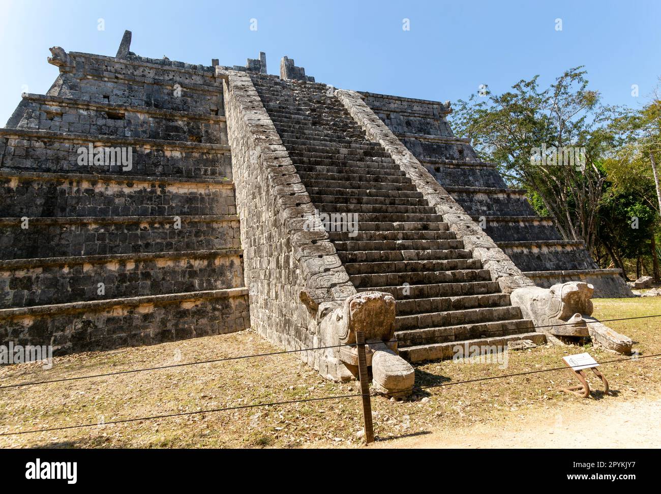 Edificio del Osario, Tumba del Gran Sacerdote, Chichén Itzá, ruinas