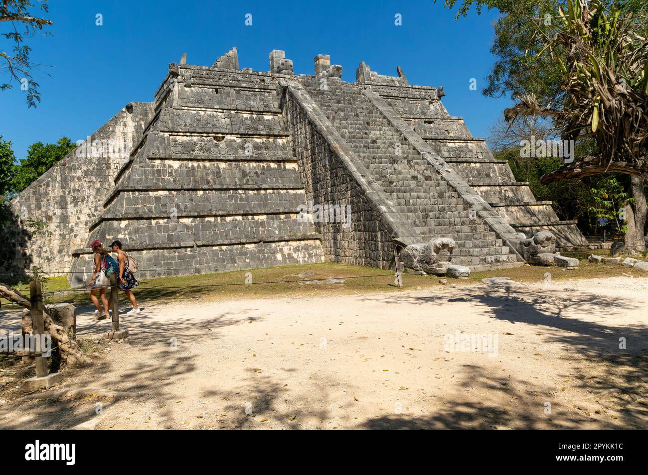 Edificio del Osario, Tumba del Gran Sacerdote, Chichén Itzá, ruinas