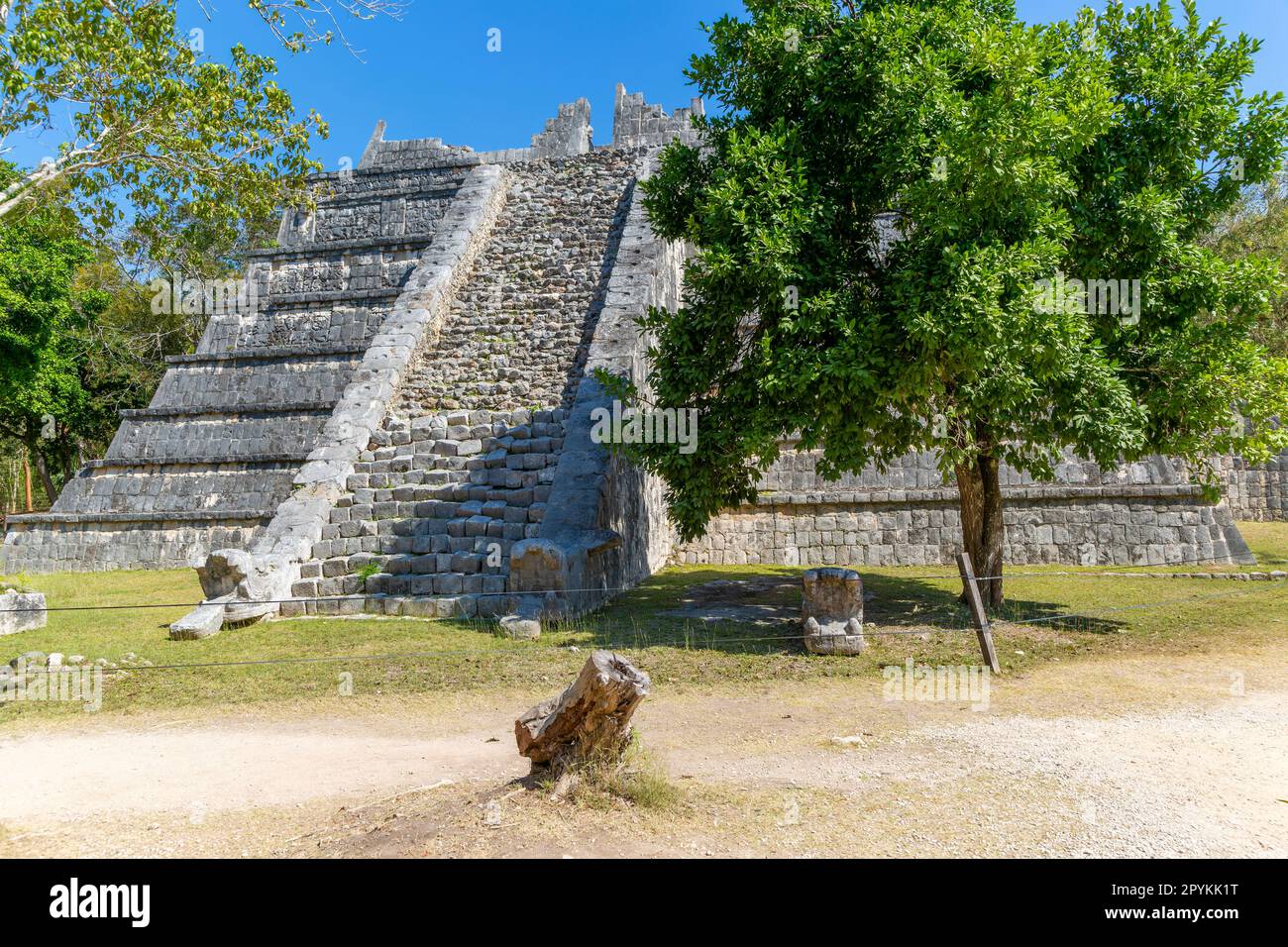 Edificio del Osario, Tumba del Gran Sacerdote, Chichén Itzá, ruinas