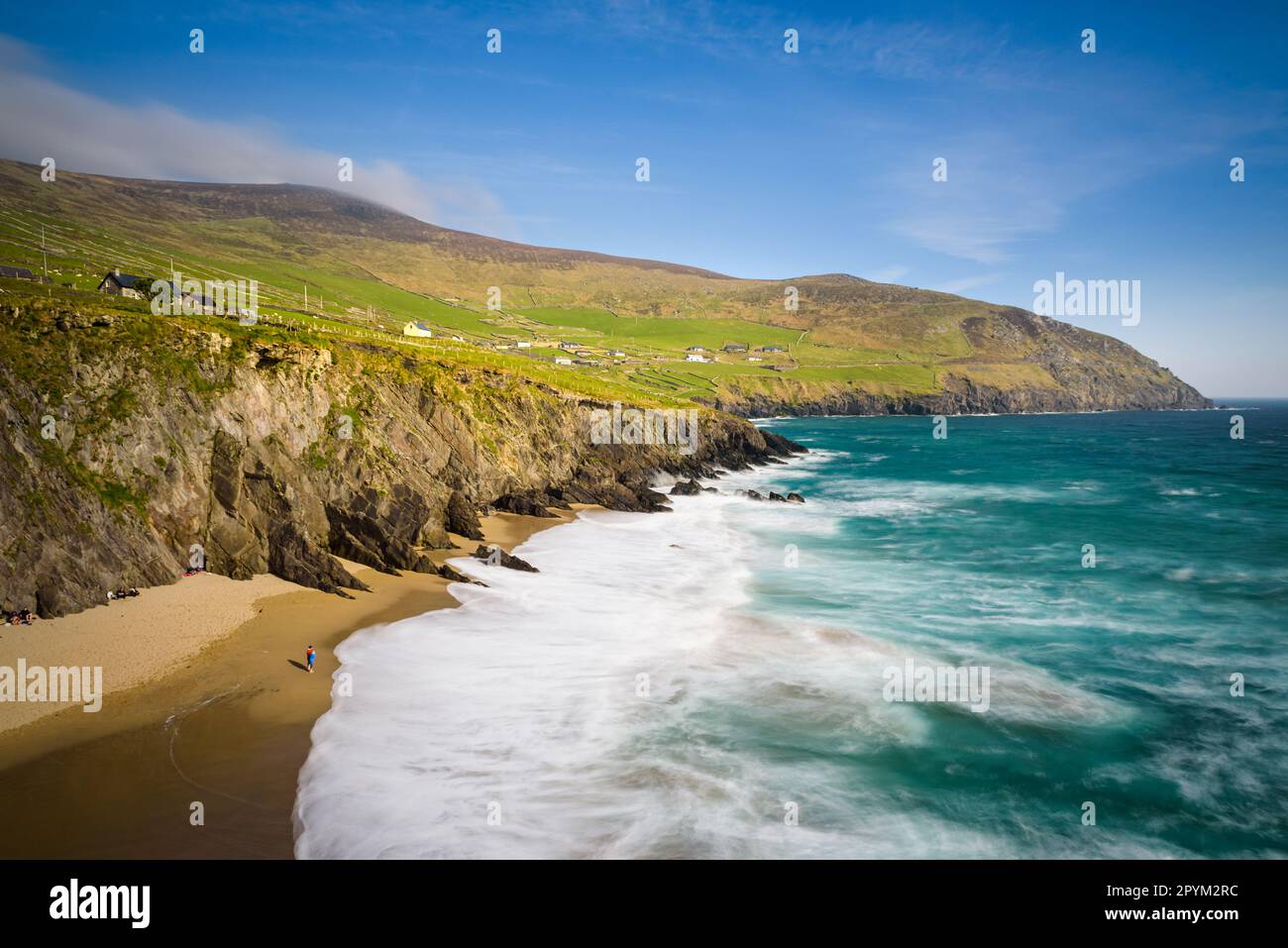 Playa de Irlanda con fondo de paisaje en Co. Kerry Foto de stock