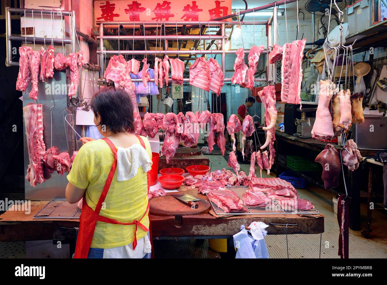 Tienda del carnicero en el mercado, Kowloon, Hong Kong, China Foto de stock