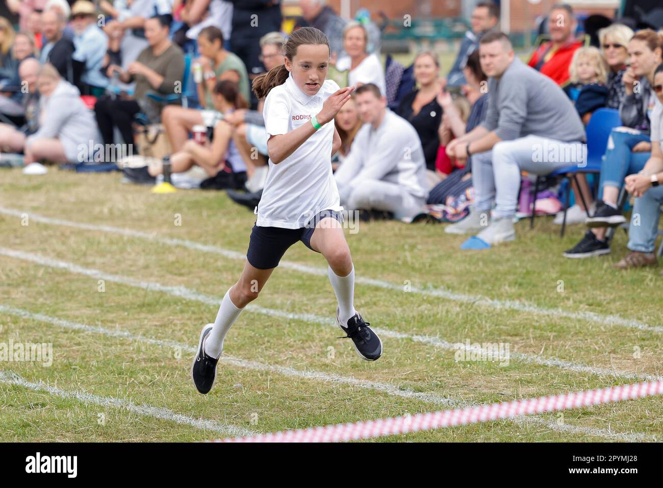 Las carreras de chicas jóvenes en el Día de los Deportes Escolares, Essex, Inglaterra Foto de stock