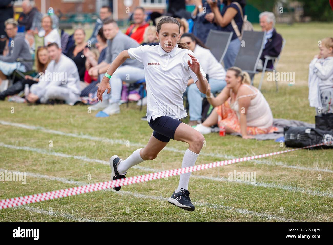 Las carreras de chicas jóvenes en el Día de los Deportes Escolares, Essex, Inglaterra Foto de stock