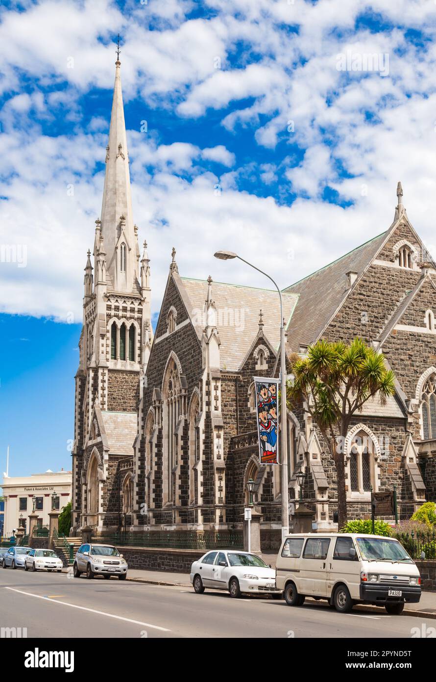 Dunedin, Nueva Zelanda - 3 de enero de 2010: George Street con la iglesia gótica Knox, la iglesia más grande de Dunedin Foto de stock