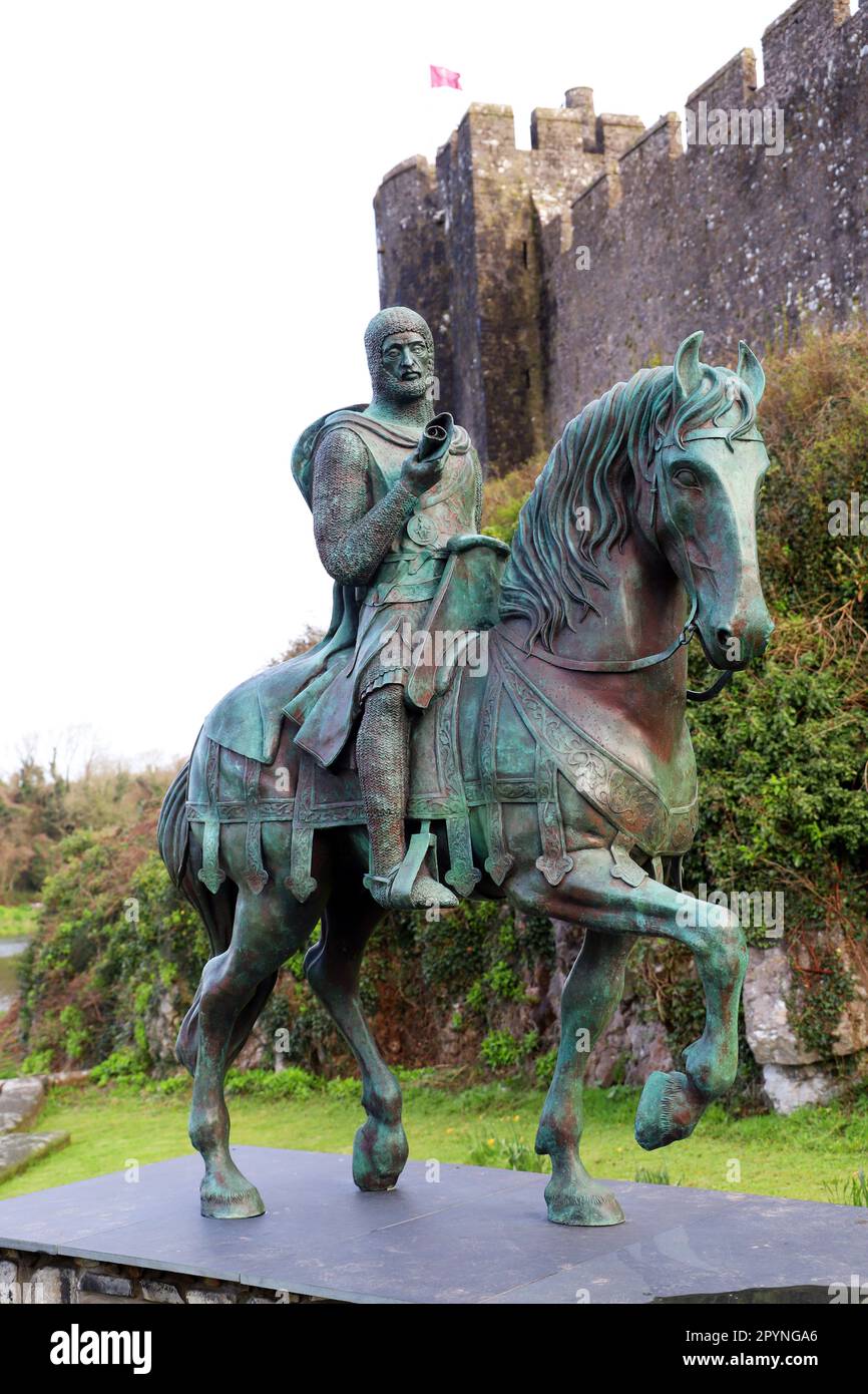 Estatua de bronce de William Marshal, 1st Conde de Pembroke fuera del Castillo de Pembroke, Pembroke, Dyfed, Gales Foto de stock