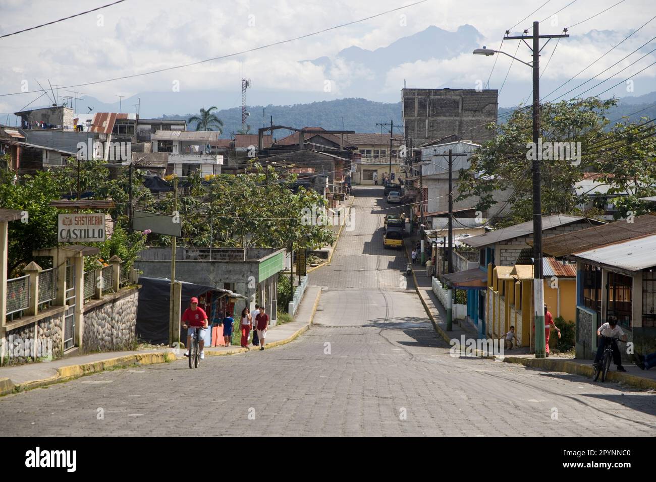 Una Calle En El Pueblo De Shell También Conocida Como Shell Mera En La