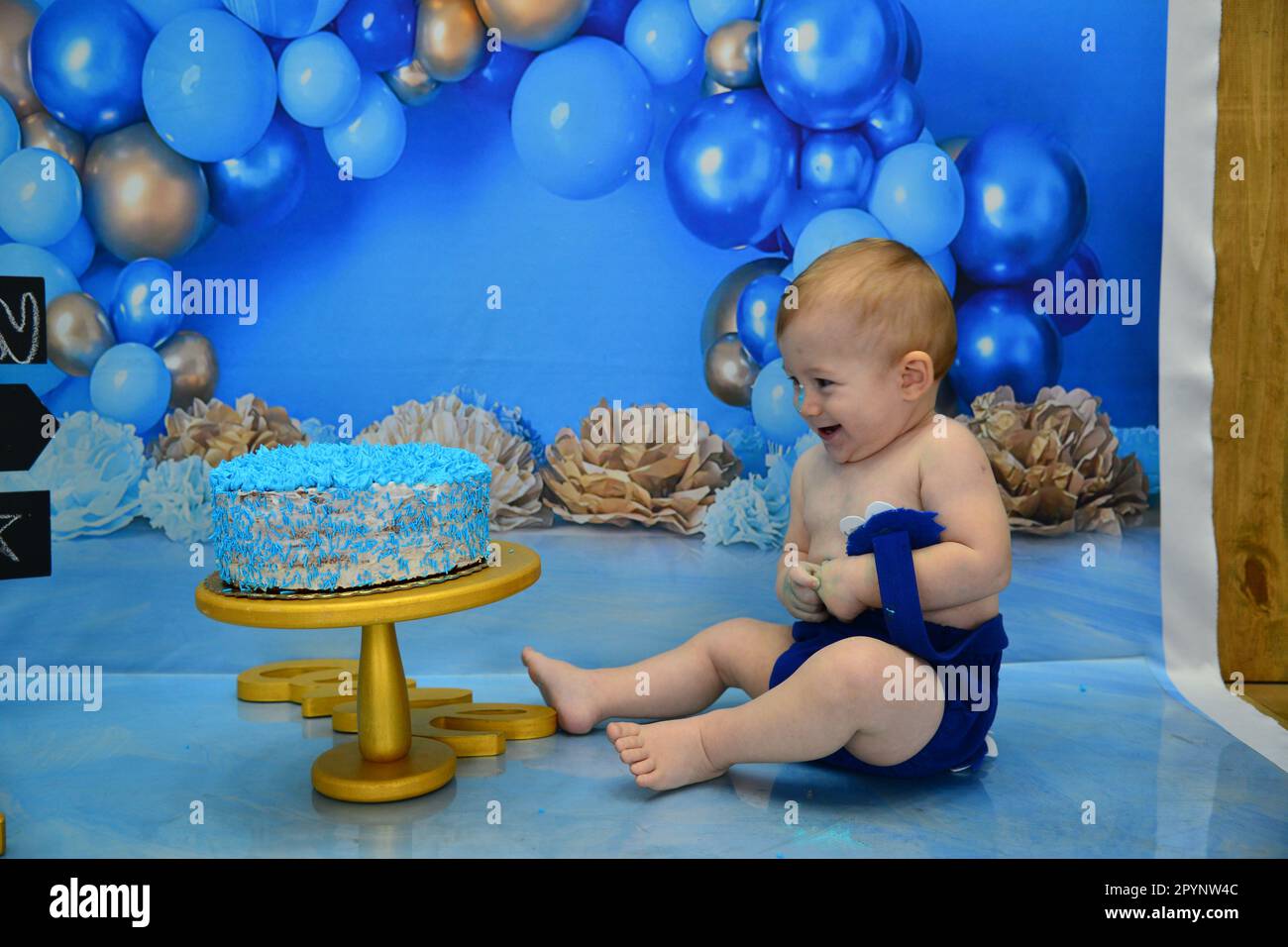 Bebé que celebra su cumpleaños Fotografía de stock - Alamy