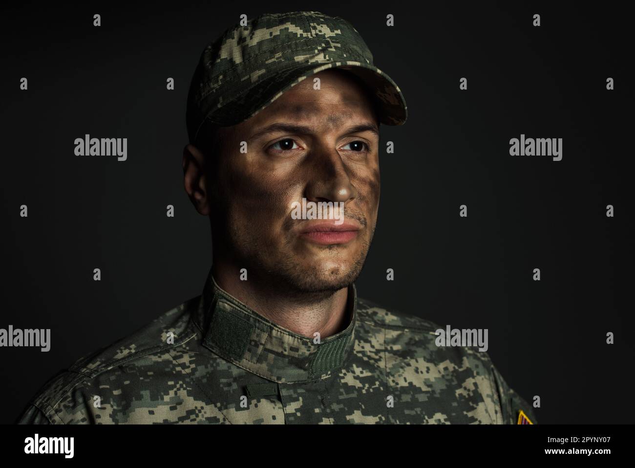 Retrato De Un Hombre Maduro En Uniforme Militar Sonriendo A La Cámara  Aislada En Blanco PNG 