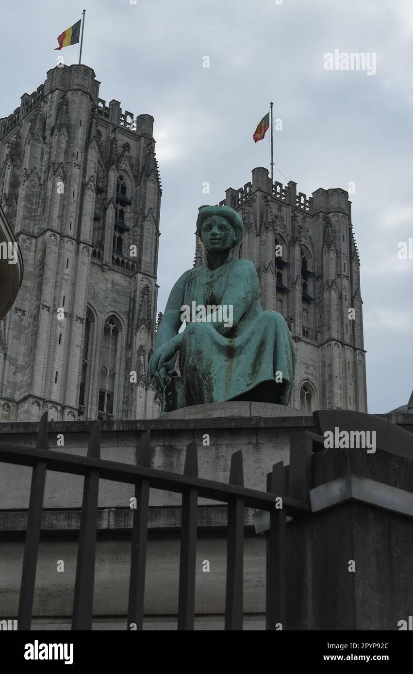 Foto de Estatua de figura femenina en pedestal con corona y ropa indígena  do Stock