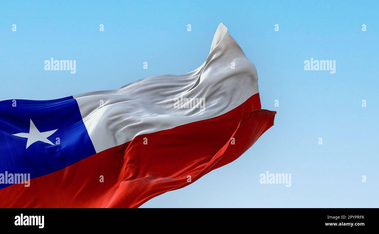 Bandera nacional de Chile revoloteando en el viento en un día soleado